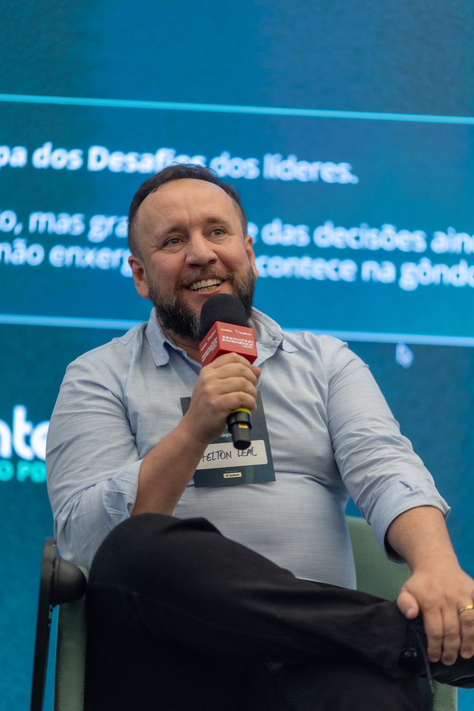 Participante compartilhando sua experiência no painel