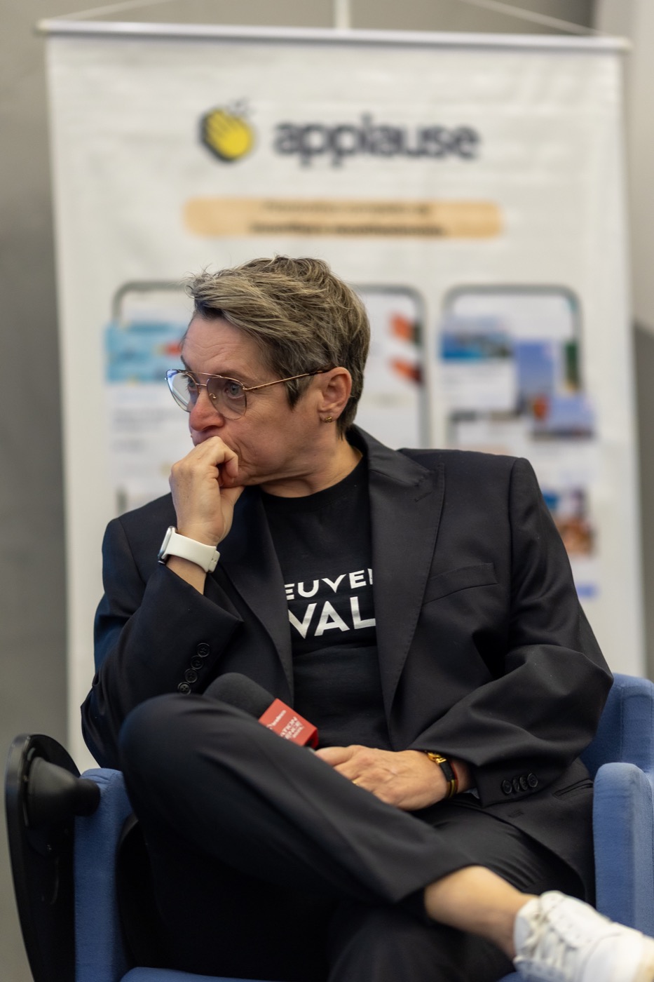 Especialista acompanhando a conversa no painel